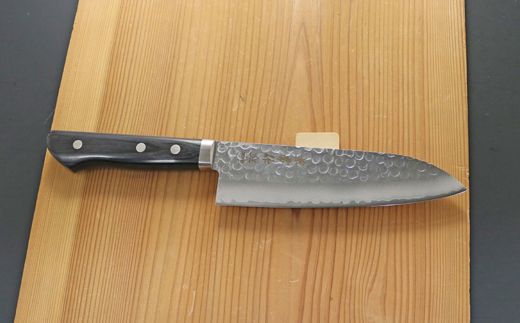 H32-22 兼常作 鎚目VG-1 黒合板柄 三徳型包丁 165mm ～よく切れる ステンレス 職人業 職人魂 関の刃物 海外でも人気 KC-943～