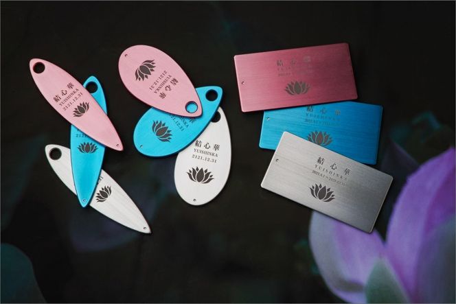 遺灰入れカード型ケース　結心華　しずくタイプ　アルミ製　色：ピンク（カラーアルマイト）HR00023