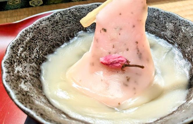 020C331 【2026年2月中旬以降発送】老舗餅屋が作る桜のお餅と桜花塩漬付12個＆白餡200g×3個セット【香料不使用】