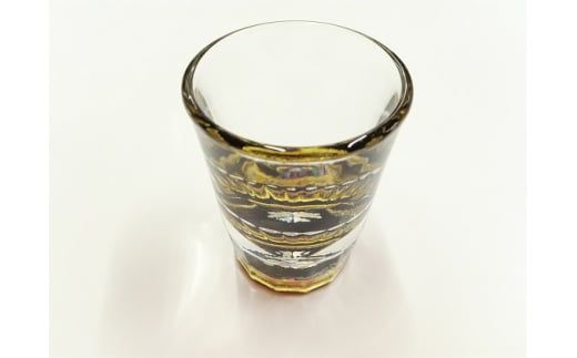 白桜が浮き立つ本漆・螺鈿グラス（44ml） 大正２年創業・老舗仏壇店の技術 おちょこ ショットグラス お猪口 酒器 職人 おしゃれ 富山 魚津漆器 工房ヤマセン