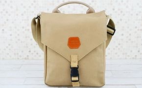 「琉球帆布」シンプルショルダー4号《ライトブラウン》 - 極厚 4号帆布 キャンバス生地 布 丈夫 バッグ 斜め掛け 肩掛け 使いやすい おしゃれ 男女兼用 琉球帆布 手仕事 伝統技術 沖縄県 八重瀬町【価格改定】