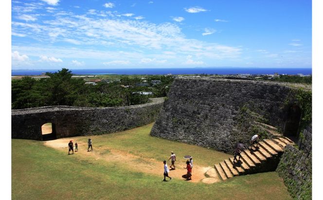 【観光ガイドと巡る】世界遺産「座喜味城跡」・やちむんの里