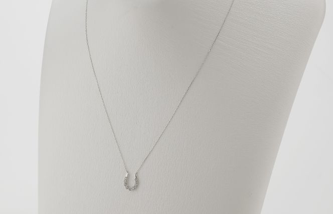 J010-4 アルカンシェル K18WG ダイヤ馬蹄ペンダント（計 0.2ct）【鑑別書付き ジュエリー プレゼント ギフト ファッション アクセサリー 贈り物 贈答 お祝い 記念日】