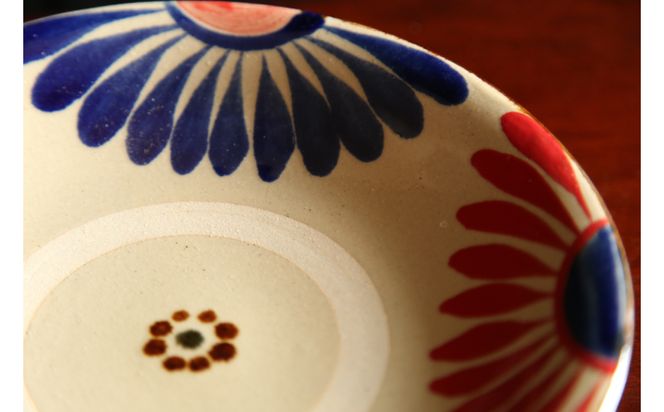 【陶芸工房ふじ】７寸皿　重ね焼き（菊模様）赤と青