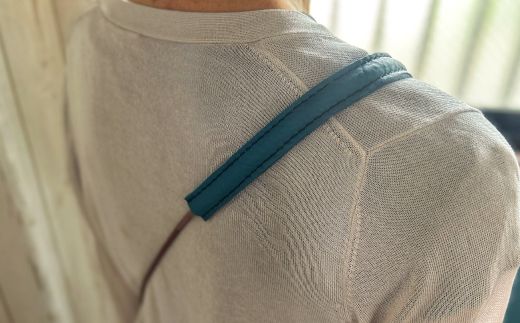 23-711．手縫いの本革「スマホショルダー」【カラー：6色よりお選びください】