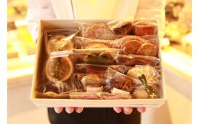 ＜JoieJoie326＞焼き菓子詰め合わせ（パウンドケーキ1本付き） ☆ 読谷村 旬のデザート 人気店 常温 ジョワジョワ326 こだわり クッキー キビ糖 ヘーゼルナッツ イチジク ガレット アールグレイ 抹茶 沖縄 あんず エスカルゴ 紅いも パルミエ もらって嬉しい