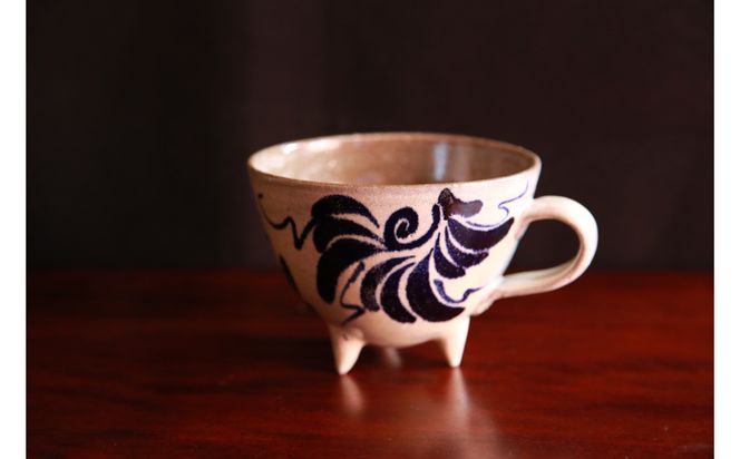 ＜南陶窯＞三つ足カフェオレボウル【唐草】 〇 読谷村 うつわ 陶器 焼き物 久場政一 沖縄 やちむん アフリカン うちなーすぐりむん コップ 地場産品 手作り 人気商品 柄違い有 プレゼントに 足付き お祝いに オススメ 伝統工芸品