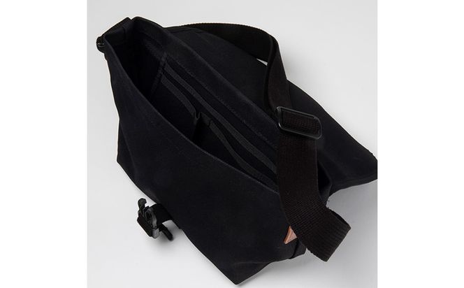 「琉球帆布」アートメッセンジャー / ふくふくシークヮーサー - 帆布 黒 ブラック 使いやすい バッグ 鞄 かばん 斜め掛け 琉球紅型 人気 紅型作家 宮城守男 おしゃれ ファッション ポイント 手づくり ハンドメイド 琉球帆布 手仕事 伝統技術 沖縄県 八重瀬町【価格改定】