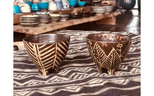 ＜南陶窯＞四つ足カップミニ２個セット【灰釉】線紋・葉紋 ☆ 読谷村 うつわ 陶器 焼き物 久場政一 沖縄 セット商品 やちむん うちなーすぐりむん コップ 地場産品 手作り 人気商品 柄違い ペア ギフトに お祝いに オススメ 伝統工芸品