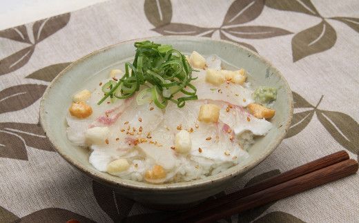 【白だしの元祖】七福醸造の特選料亭白だし２本セット 厳選素材 万能 調味料 白だし セット レシピ冊子付き ロングセラー 出汁 だし 旨味 和食 煮物 卵料理 お吸い物 麺類 炒めもの 揚げ物 太鼓判 時短料理 料理 H001-091