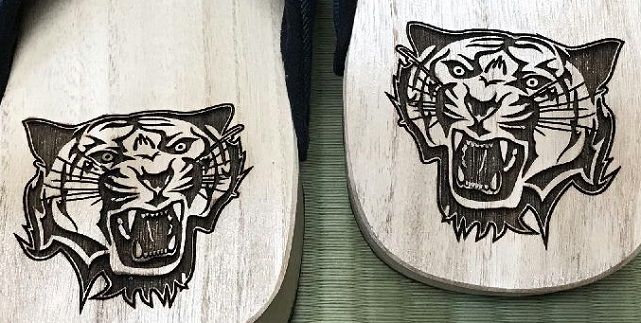 【桐下駄】ＧＥＴAサンダル　虎彫り（男物）[BL018ci]