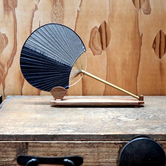 【杉山江見堂】草木染団扇（うちわ）絞りセンター染め分け　栗　丸竹柄長