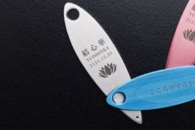 遺灰入れカード型ケース　結心華　葉っぱタイプ　アルミ製　色：シルバー（カラーアルマイト）HR00027