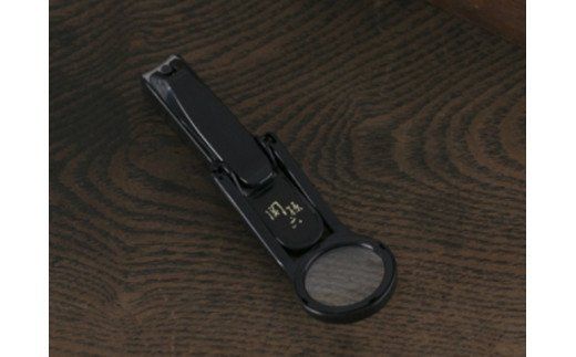 H7-138 ＜刀匠 ◇貝印 関孫六の伝統から生まれたツメキリ＞ ◇貝印 関孫六 ルーペ付きツメキリ ～ルーペ付きだから爪がしっかり見えて切りやすい 虫眼鏡 ルーペ 拡大 爪切り つめきり 黒～
