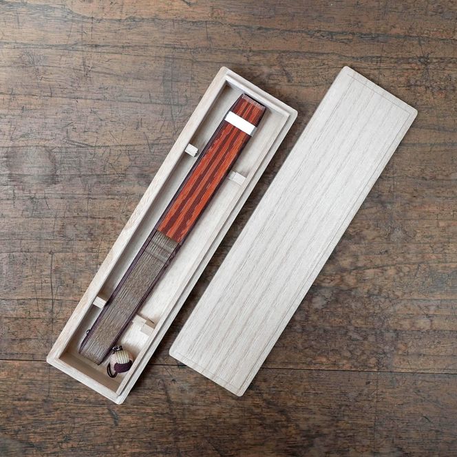 途絶えた伝統復活「甲斐絹扇子」橙縞