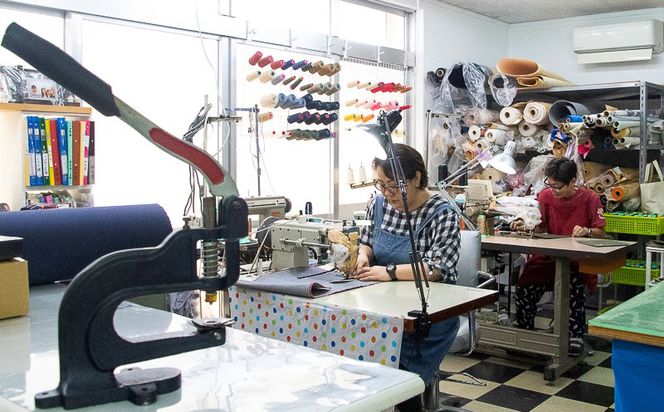 「琉球帆布」ツートンショルダーS / ライトブラウン＆ベージュ - 帆布 キャンバス生地 布 丈夫 バッグ 斜め掛け 肩掛け おしゃれ 男女兼用 琉球帆布 手仕事 伝統技術 沖縄県 八重瀬町【価格改定】