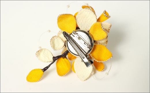 シルクコサージュ！（イエロー）着物などの和装・洋装共に使えます。髪飾りコサージュとしても！　AM00290