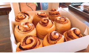 ＜songbird cafe＞シナモンロール９個セット（フロスティング付き） ☆ スイーツ 沖縄 はちみつ使用 小麦粉使用 バター使用 ナッツ使用 レモンクリームチーズ 卵使用 読谷村 お試し 手作り 人気商品 冷凍商品