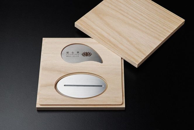 遺灰入れカード型ケース　結心華　マガタマタイプ専用台　アルミ製　HR00015