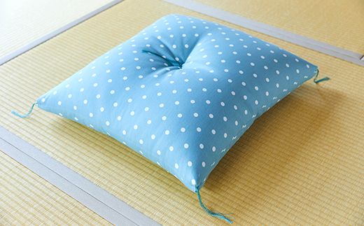 天然繊維　手作り　木綿わた入り　座布団(水色ドット柄）