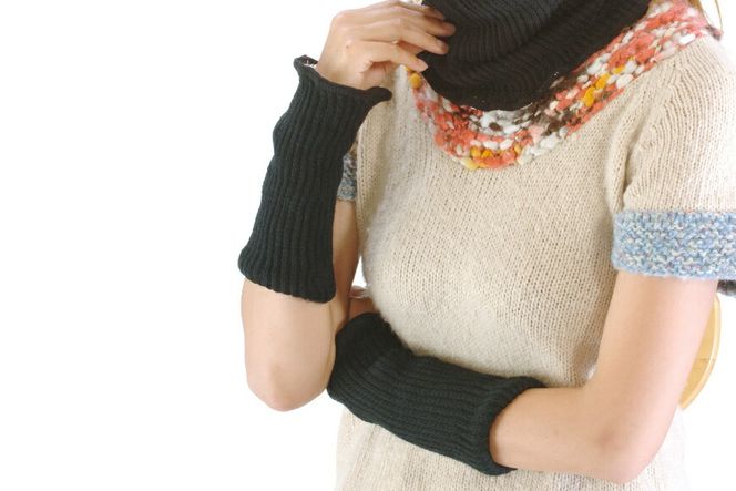 【吉田町のセラミック炭】絹と炭のあたたかサポーター 手首用 1組 ブラック [アスカム 【kinokoto】 静岡県 吉田町 22424130] アームウォーマー 手首ウォーマー ハンドウォーマー 絹 炭 温か 無地 冷え対策 洗濯可