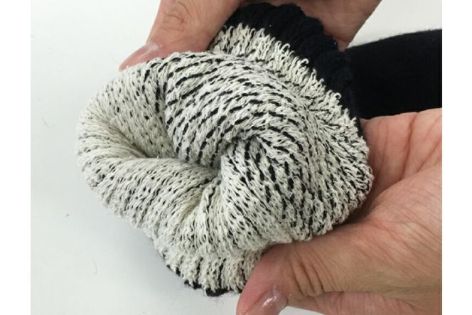 【吉田町のセラミック炭】絹と炭のあたたかサポーター 手首用 1組 ブラック [アスカム 【kinokoto】 静岡県 吉田町 22424130] アームウォーマー 手首ウォーマー ハンドウォーマー 絹 炭 温か 無地 冷え対策 洗濯可