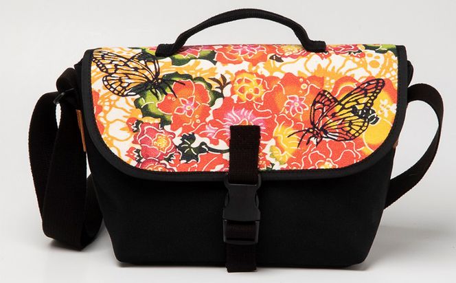 「琉球帆布」アートメッセンジャー / バタフライ - 帆布 黒 ブラック 使いやすい バッグ 鞄 かばん 斜め掛け 琉球紅型 人気 紅型作家 RYUKA 新垣優香 おしゃれ ファッション ポイント 手づくり ハンドメイド 琉球帆布 手仕事 伝統技術 沖縄県 八重瀬町【価格改定】