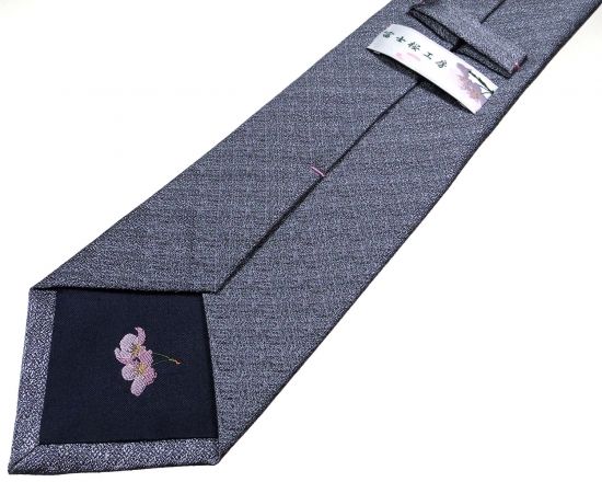 郡内織物「富士桜工房」シルクネクタイ『燻』梨地無地 銀鼠 FAA1045