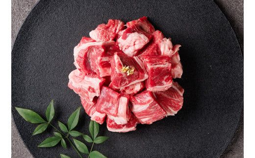 【神戸牛 煮込み用ブロック 300g（黒折箱入り）冷凍】発送：入金確認後3週間程度 ふるさと納税 ギフト 和牛 牛肉 但馬牛 但馬 神戸 香美町 村岡 和牛セレブ 58-16