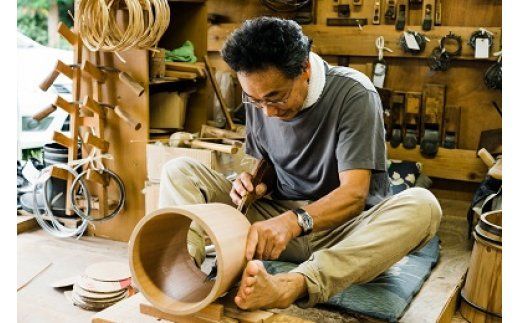 天然秋田杉 花手桶・柄杓 (竹タガ) 国産 職人手作り ひしゃく 天然木 木製 日本製 職人 手作り お墓参り用品 墓参用 お盆用品 お彼岸用|odwa-00012