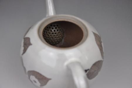 和紙染草花文ポット 【日の隈窯 和紙染 和紙 佐賀 陶器 粉引き 鉄絵 草花 窯元 陶芸作家 急須】(H025114)