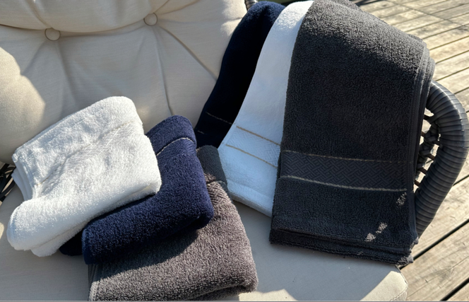 030D131 【THE PREMIUM TOWEL】４枚セットバスタオル／厚手泉州タオル（チャコール）【泉州タオル 国産 吸水 普段使い シンプル 日用品】