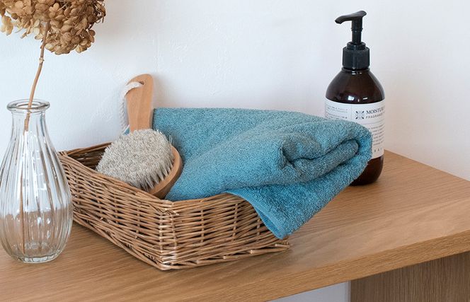 W096 【お試し】ファミーユ ミニバスタオル 1枚（セルリアンブルー）【フェイスタオル 以上 バスタオル 未満 泉州タオル 吸水 普段使い シンプル 日用品 たおる スピード発送】