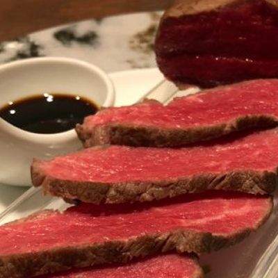 土佐和牛のモモ肉ローストビーフ（自家製ステーキソース付）【２００～３００ｇ】　sz023