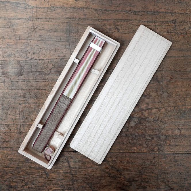 【杉山江見堂】途絶えた伝統復活「甲斐絹扇子」薄紅縞