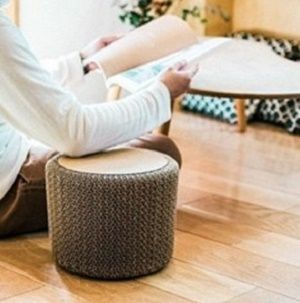 完成品「Corncob Stool」　強化ダンボールを特殊な構造*で組んでいるため、軽くて強い。*特許出願済み