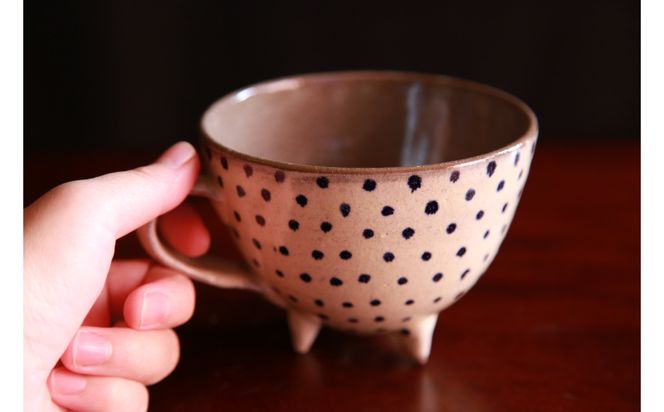 ＜南陶窯＞三つ足カフェオレボウル【青・ドット】 ☆ 読谷村 やちむん 陶器 焼き物 コップ 沖縄 柄違い有 コバルト うちなーすぐりむん カワイイ 久場政一 手作り 人気商品 ぽってり プレゼントに 伝統工芸品 お祝いに オススメ