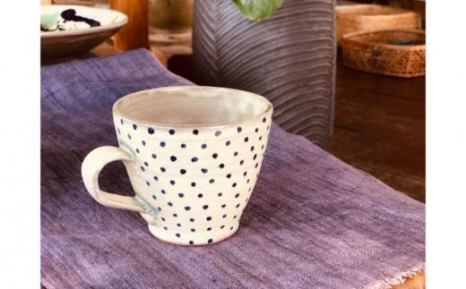 ＜南陶窯＞広口マグカップ【白・青ドット】 〇 読谷村 やちむん 陶器 伝統工芸品 久場政一 沖縄 新生活 人気商品 うちなーすぐりむん コップ 地場産品 手作り 焼き物 柄違い有 プレゼントに ギフトに お祝いに オススメ