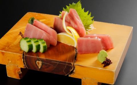 【年内配送】お刺身 や 漬け丼 に！ 天然まぐろ キハダマグロ 赤身 約1kg 5～6人前 海鮮 魚 魚介 まぐろ マグロ 鮪 刺し身 さしみ 切り身 切身 天然 グルメ ごちそう おかず お取り寄せ 高知県 四万十市 四万十 しまんと 25-1000N