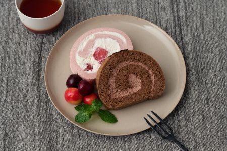 【プレミアム米粉ロールケーキ 8本セット】天使のホワイトロール & 焦がしキャラメルロール & 赤の煌きラズベリーロール & 嬉野新緑ロール & 焙煎ほうじ茶ロール & パッションフルーツロール & クラシックショコラロール & 贅沢いちごロール【グルテンフリー 小麦粉不使用 保存料不使用 贈り物 お歳暮 お中元 お祝 スイーツ デザート ギフト】(H053307)