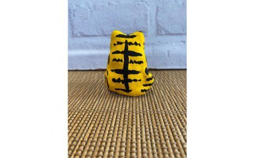 AW001-1 2022年の干支　達磨達磨抱き寅(とら)手作り張子人形