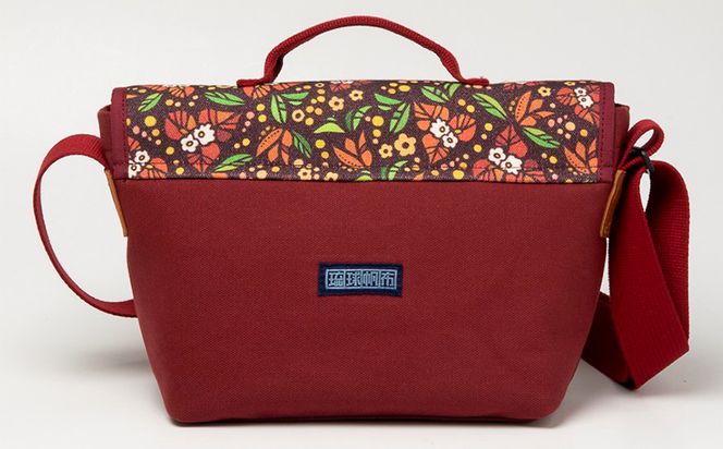 「琉球帆布」アートメッセンジャー / ブーゲンビリア - 帆布 赤 レッド 使いやすい バッグ 鞄 かばん 斜め掛け 人気 アーティスト イラストレーター Pokke104 池城由紀乃 おしゃれ ファッション ポイント 手づくり ハンドメイド 琉球帆布 手仕事 伝統技術 沖縄県 八重瀬町【価格改定】