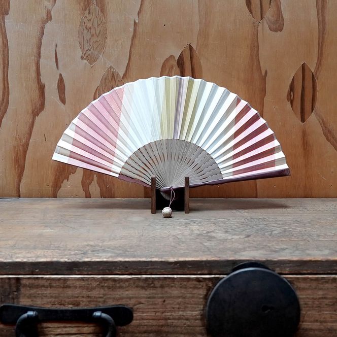【杉山江見堂】途絶えた伝統復活「甲斐絹扇子」薄紅縞