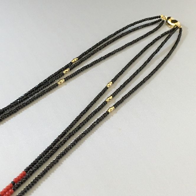 赤珊瑚とオニキス３連ネックレス　kn010