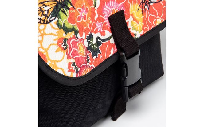 「琉球帆布」アートメッセンジャー / バタフライ - 帆布 黒 ブラック 使いやすい バッグ 鞄 かばん 斜め掛け 琉球紅型 人気 紅型作家 RYUKA 新垣優香 おしゃれ ファッション ポイント 手づくり ハンドメイド 琉球帆布 手仕事 伝統技術 沖縄県 八重瀬町【価格改定】