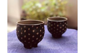 ＜南陶窯＞四つ足カップ丸形２個セット【ドット】 ☆ 読谷村 やちむん ブセナテラス内 久場政一 陶芸家 やきもの エスニック ポタリー 沖縄県