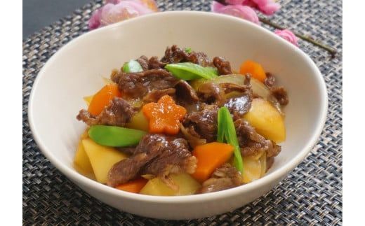 【但馬牛 究極の但馬牛 こま切れ肉1㎏（500g×2パック）冷凍】発送目安：ご入金後1ヶ月程度 配送日の指定はできません。「満天 青空レストラン」で紹介されました！但馬玄は脂肪融点が低い不飽和脂肪酸を多く含むマグロのようなあっさりとした脂が特徴です。天然素材を中心とした独自配合飼料で丁寧に育てています。牛肉 しゃぶしゃぶ しゃぶ すきやき 焼肉 香美町 上田畜産 01-14