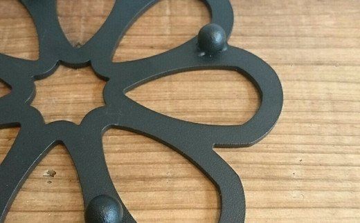 D13-03 鉄の鍋敷き（花形）