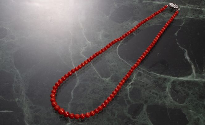 赤サンゴ丸玉　ネックレス（ケース付）　kn012