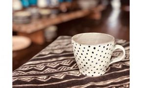 ＜南陶窯＞広口マグカップ【白・青ドット】 〇 読谷村 やちむん 陶器 伝統工芸品 久場政一 沖縄 新生活 人気商品 うちなーすぐりむん コップ 地場産品 手作り 焼き物 柄違い有 プレゼントに ギフトに お祝いに オススメ